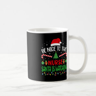 Taza De Café Sé agradable con la enfermera Santa viendo el Chis