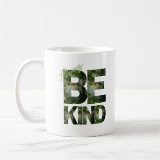 Taza De Café Sé amable - letras atrevidas rellenas en la jungla