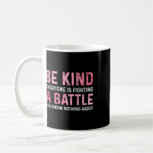 Taza De Café Sé Amable Todos Están Luchando Una Pequeña Cosa Po