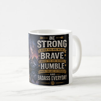 Taza De Café Sé fuerte, valiente y humilde – Wolf Mountain Desi
