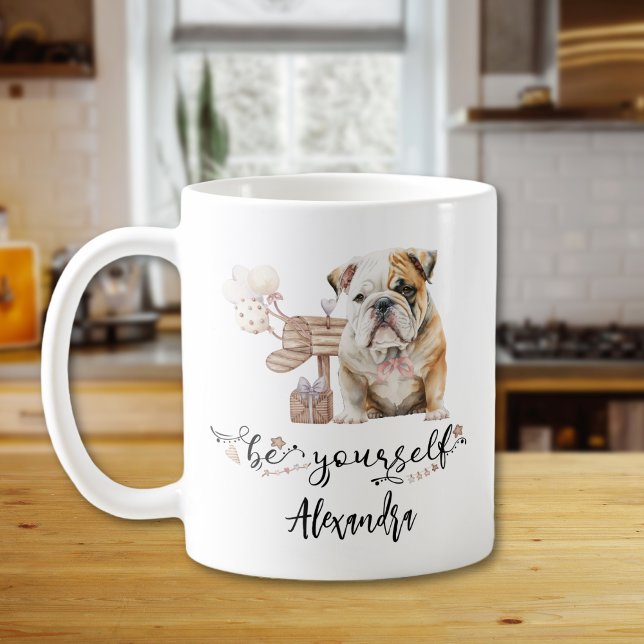 Taza De Café Sé un cachorro de bulldog lindo junto al buzón (Subido por el creador)
