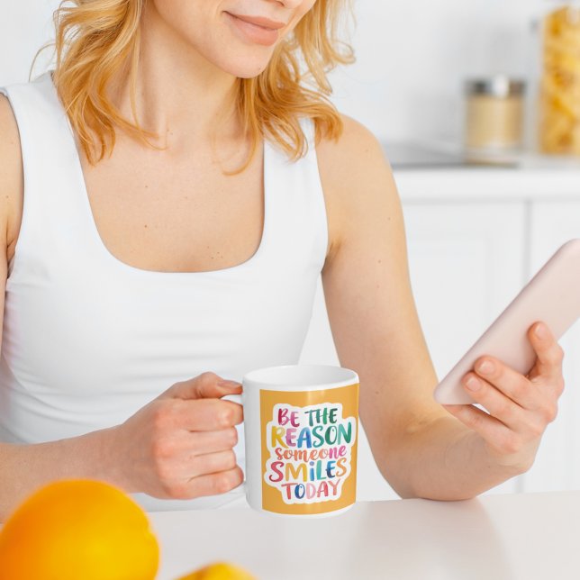 Taza De Café Sea La Razón Por La Que Alguien Sonríe Hoy (Encourage kindness with this, "Be the reason someone smiles today" mug! )