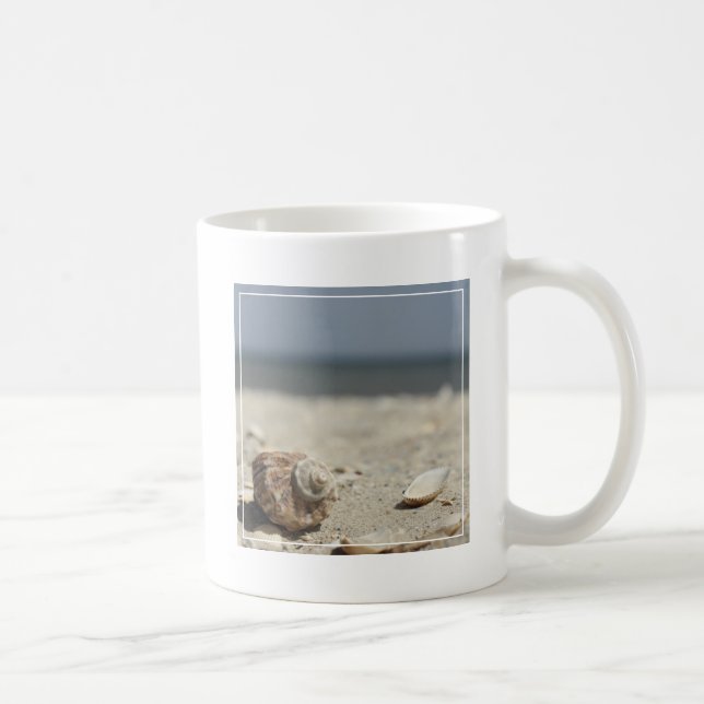 Taza De Café Seashells en la arena por el mar (Derecha)