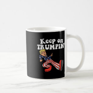 Taza De Café Seguir Trompeteando Bandera Divertida De EE. UU. A