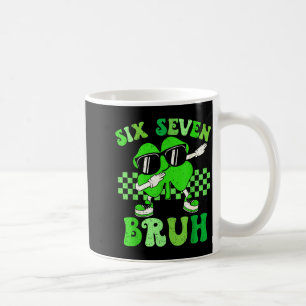 Taza De Café Seis siete bruh meme 67 haciendo dab con trébol dí