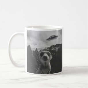 Taza De Café Selfie de suricata en un paisaje montañoso surreal