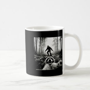 Taza De Café Selfie divertido de mapache con Sasquatch Bigfoot
