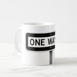 Taza De Café Señal de calle en blanco y negro de una vía