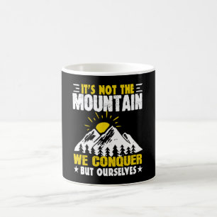 Taza De Café Senderismo no es la montaña que conquistamos