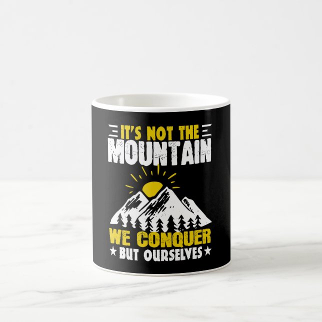 Taza De Café Senderismo no es la montaña que conquistamos (Centro)