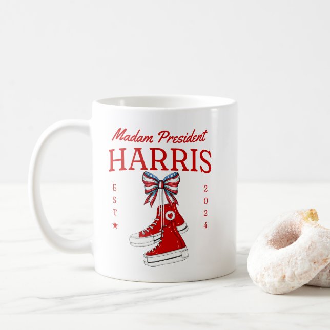Taza De Café Señora Presidenta Harris 2024 Meme inaugural (Con donut)