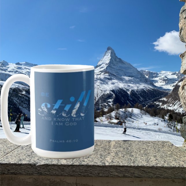 Taza De Café Ser biblia contra montañas suizas monograma azul (Inspirational Swiss mountain Bible verse mug.  "Be still, and know that I am God" Monogram on back.)