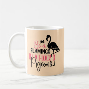 Taza De Café Ser un flamenco en una bandada de palomas