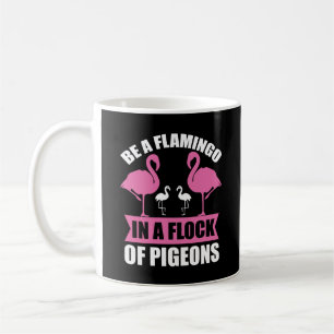 Taza De Café Ser Un Flamenco En Una Bandada De Palomas