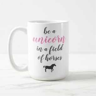 Taza De Café Ser unicornio en un campo de caballos