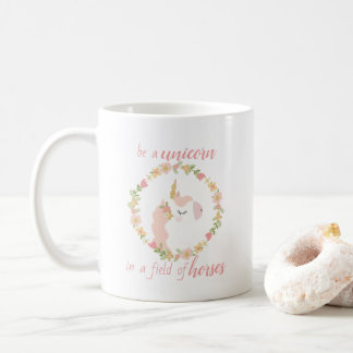 Taza De Café Ser unicornio en un campo de caballos