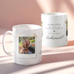 Taza De Café ¿Serás Mi Novia? Collage de fotos<br><div class="desc">Esta moderna taza de café "¿Serás mi dama de honor?" presenta un impresionante collage con un diseño de caligrafía en blanco y negro. Perfecto para una sincera propuesta de dama de honor, esta taza personalizada muestra fotos al estilo polaroide y le agrega un toque único a su invitación a una...</div>