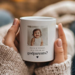 Taza De Café ¿Serás mi padrino? Foto propuesta<br><div class="desc">¿Buscando una manera dulce y significativa de pedirle a un ser querido que sean los padrinos de tu bebé? ¡Este moderno y minimalista diseño de taza es la forma perfecta de plantear la pregunta! Ya sea que le preguntes a un miembro de la familia o a amigos cercanos, esta etiqueta...</div>