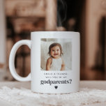 Taza De Café ¿Serás mi padrino? Foto propuesta<br><div class="desc">¿Buscando una manera dulce y significativa de pedirle a un ser querido que sean los padrinos de tu bebé? ¡Este moderno y minimalista diseño de taza es la forma perfecta de plantear la pregunta! Ya sea que le preguntes a un miembro de la familia o a amigos cercanos, esta etiqueta...</div>