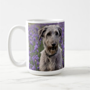Taza De Café Serene Majesty: Lobo sentado en un iris morado