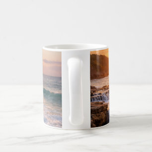 Taza De Café Serenidad Dorada: Amanecer Sobre Costas en Cascada