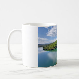 Taza De Café Serenidad en un Sip: Té con vistas al lago
