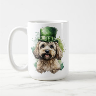 TAZA DE CAFÉ SHAGGY TAN DOG CON GORRA IRLANDÉS VERDE