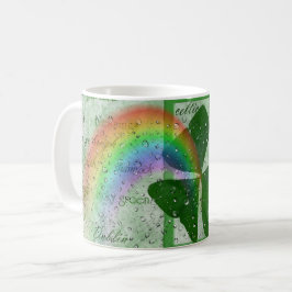 Taza De Café Shamrock y arcoiris irlandeses en lluvia