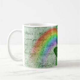 Taza De Café Shamrock y arcoiris irlandeses en lluvia