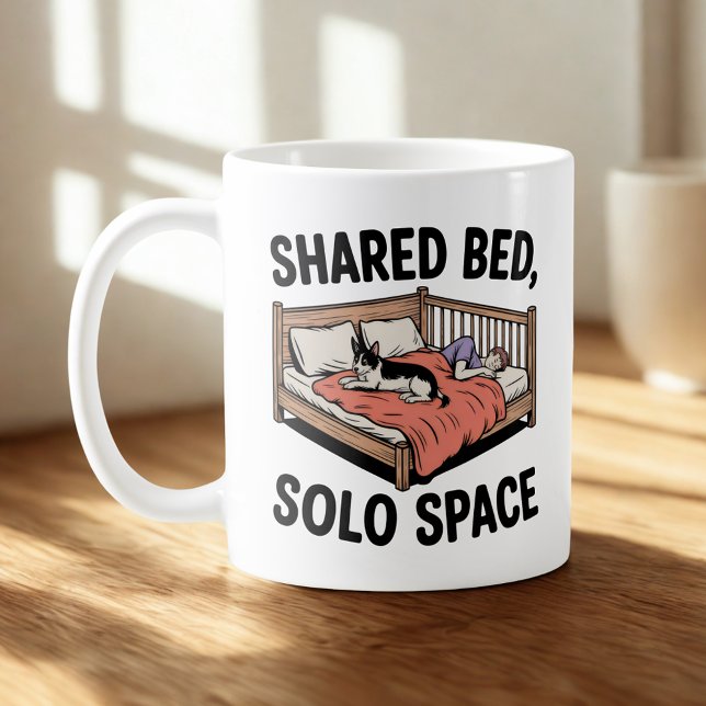 Taza De Café Shared Bed, Solo Space | Dog & Cat Humor (Subido por el creador)