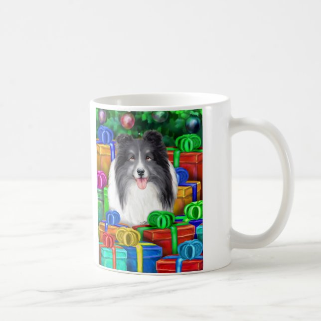 Taza De Café Sheltie Navidades abren regalos Bi Black (Derecha)