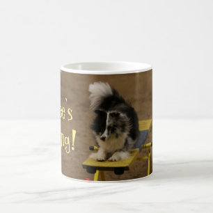 Taza De Café Sheltie que cuelga en un balanceo de la agilidad
