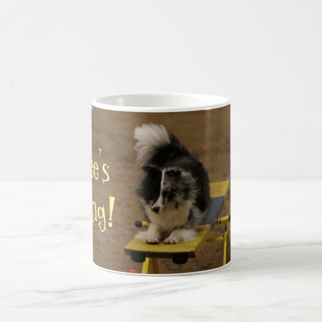 Taza De Café Sheltie que cuelga en un balanceo de la agilidad (Centro)