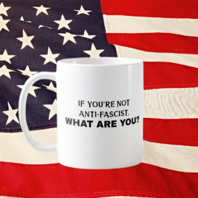 Taza De Café Si no eres antifascista, ¿qué eres? | Negrita (Subido por el creador)