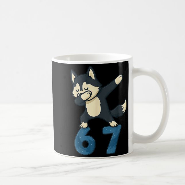 Taza De Café Siberian Husky Dog Dabbing 67 Meme Six Seven Funny (Derecha)