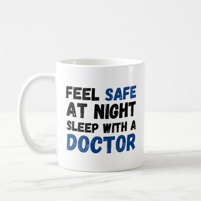 Taza De Café Siéntete Seguro De Noche Dormiendo Con Un Médica (Izquierda)
