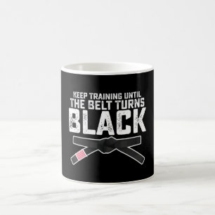 Taza De Café Sigue entrenando hasta que el cinturón se vuelva n