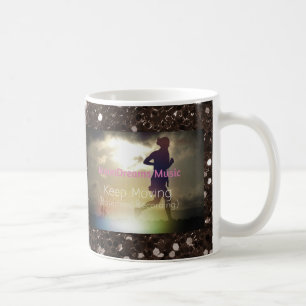 Taza De Café Sigue moviendo a Brown Faux Purpurina