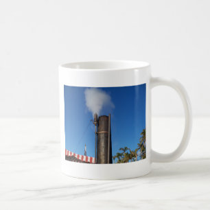 Taza De Café silbato de vapor antiguo con una columna blanca de