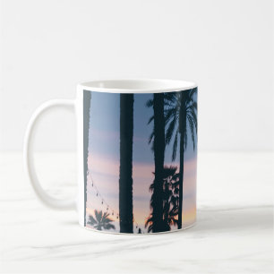 Taza De Café Silhouette de casas al lado de palmeras y sendero