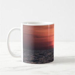 TAZA DE CAFÉ SILHOUETTE DE LA PERSONA EN EL CUERPO DEL AGUA DUR