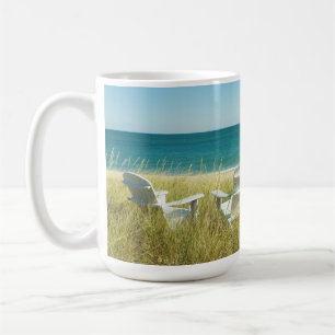 Taza De Café Sillas de Adirondack en las dunas