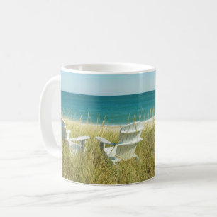 Taza De Café Sillas de Adirondack en las dunas