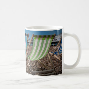 Taza De Café Sillas de cubierta que miran el mar