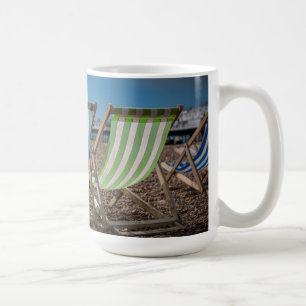 Taza De Café Sillas de cubierta que miran el mar
