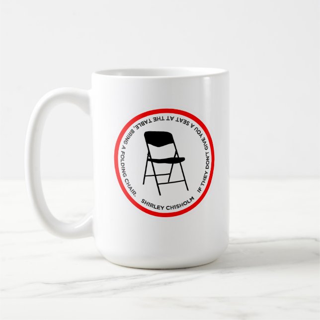 Taza De Café Sillón CHISHOLM de Black Power SHIRLEY en la mesa (Izquierda)