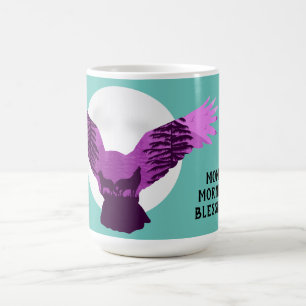 Taza De Café Silueta de búho volando con lobos en el bosque