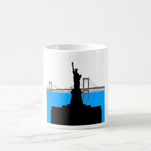 Taza De Café Silueta de la Estatua de la Libertad en el horizon