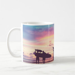 Taza De Café Silueta de los surfistas llevando su surf