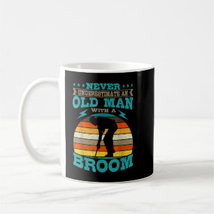 Taza De Café Silueta de piedra de curling, deporte invernal ret
